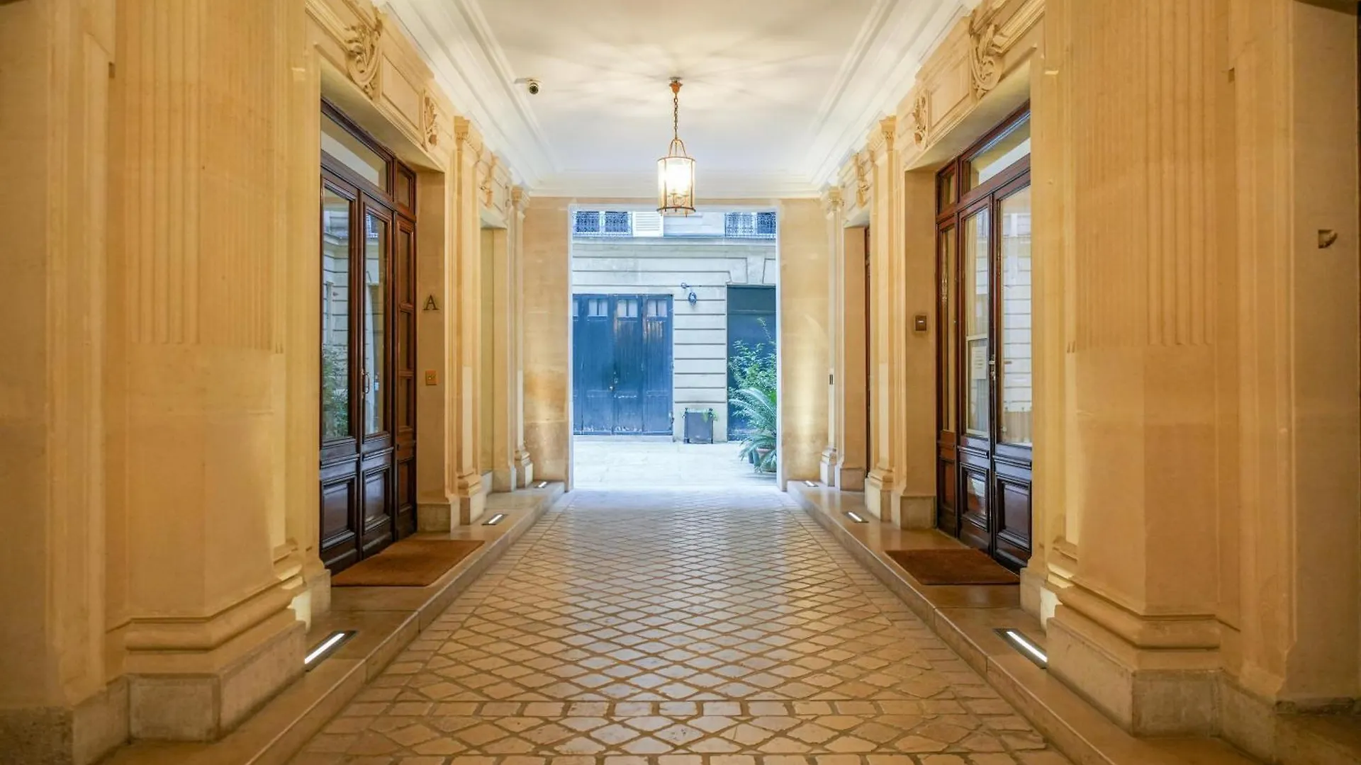 Montaigne Luxury Apartment *