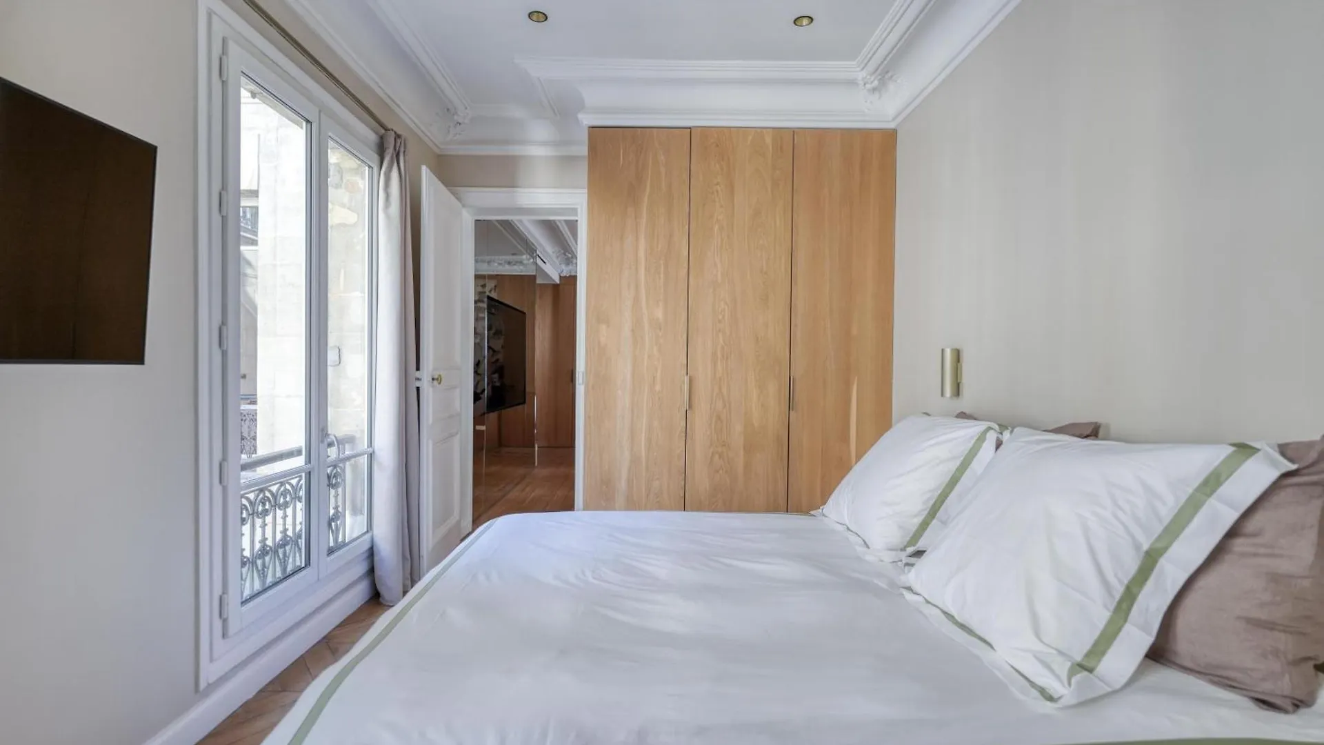 Apartment Montaigne Luxury