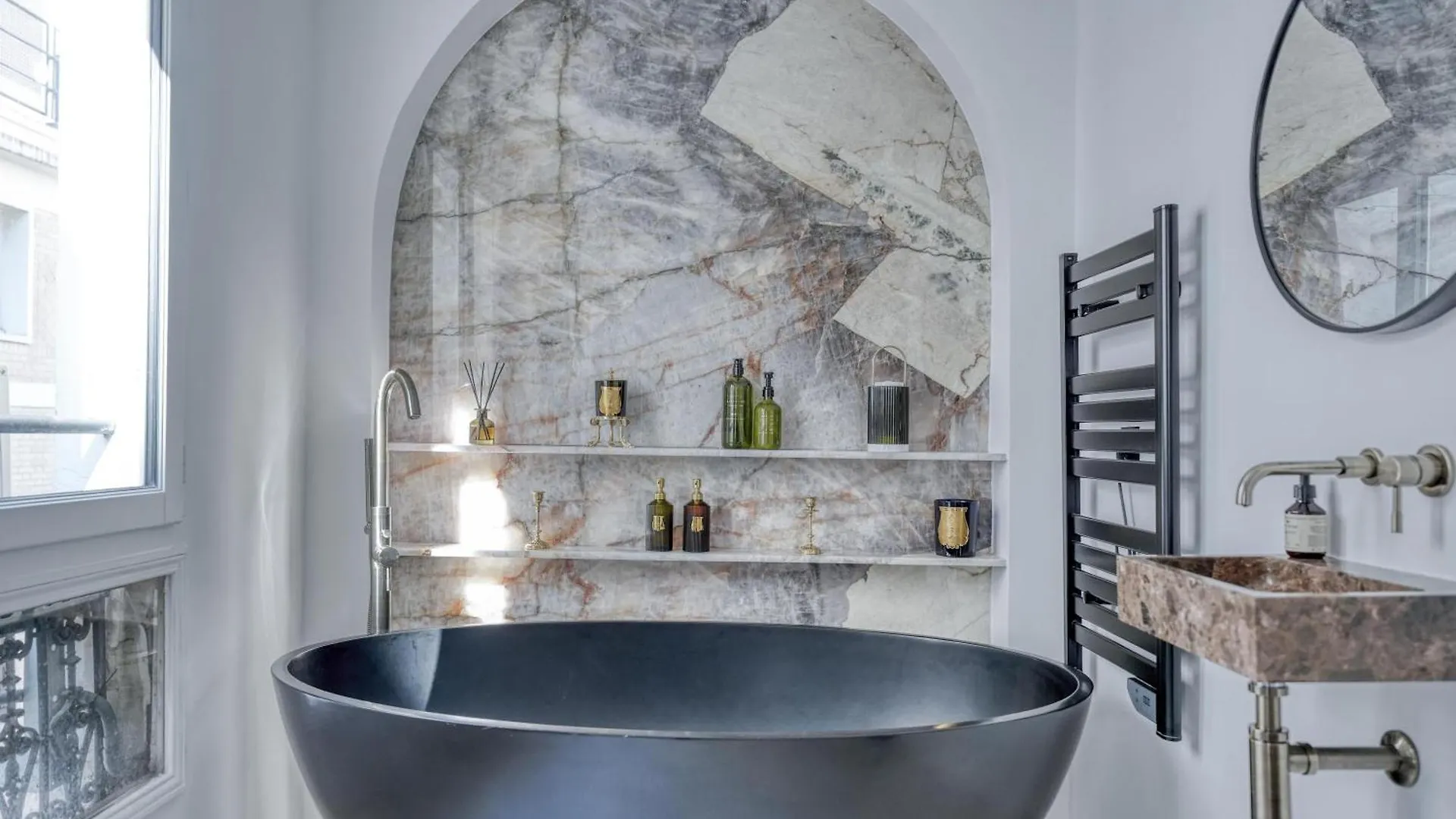 Montaigne Luxury Apartment