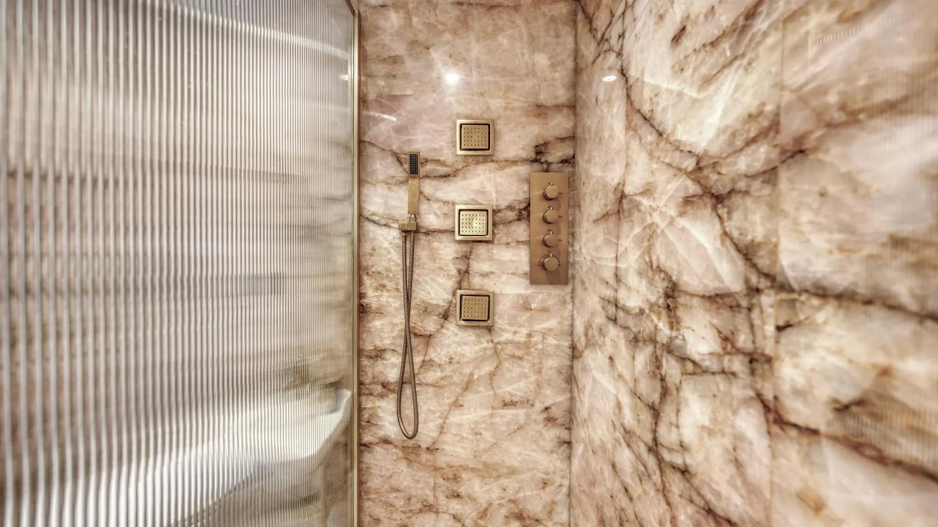 Montaigne Luxury Apartment *
